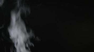 vit rök, dimma, dimma, ånga på en svart bakgrund. 4k-filmer. video