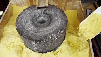 máquina de moer farinha de milho de pedra video