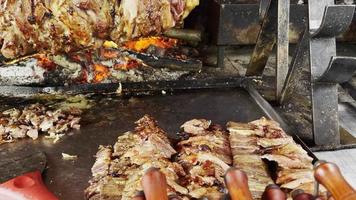 comida tradicional turca chamada cag kebab doner no fogo de churrasco video
