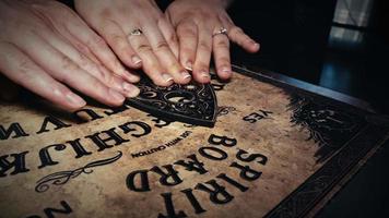 jogo espiritual de bruxaria chamando almas ouija tabuleiro de bruxa video