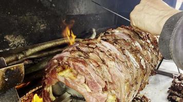 comida tradicional turca llamada cag kebab doner en fuego de barbacoa video