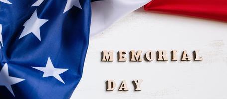 bandera americana sobre fondo blanco. concepto del día conmemorativo de estados unidos. recordar y honrar. foto