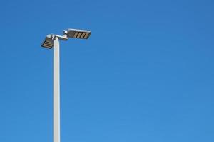 Los postes eléctricos para iluminación utilizan energía solar. concepto de energía limpia energía alternativa energía solar foto