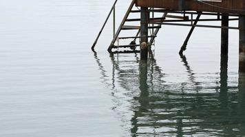 en un muelle cerca del mar video