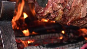 türkisches traditionelles essen namens cag kebab döner auf grillfeuer video