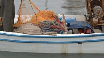 preparación de redes de pesca en un barco de pesca video