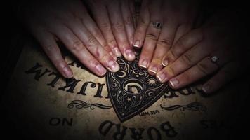 sorcellerie jeu spirituel appelant les âmes ouija plateau de sorcière video