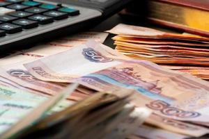 foto de primer plano de la pila de rublos de dinero ruso con calculadora