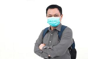 el hombre de negocios asiático usa una camisa gris y una mascarilla médica para proteger su sistema respiratorio del covid-19 coronavirus-19 o patógeno en el estilo de vida de la atención médica. foto