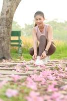 hermosas mujeres asiáticas hacen ejercicio en el parque todas las mañanas, es un estilo de vida para la relajación y la buena salud del cuerpo