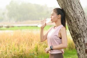 hermosas mujeres asiáticas hacen ejercicio en el parque todas las mañanas, es un estilo de vida para la relajación y la buena salud del cuerpo