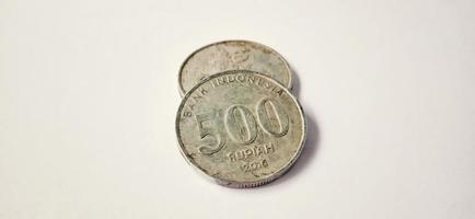 dos caras de la antigua moneda de 500 rupias del banco indonesia con un fondo gris. hecho del año es 2016. rupia indonesia, 500 rupias, moneda indonesia, fondo de dinero indonesio. foto