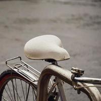 bicicleta modo de transporte en la ciudad foto