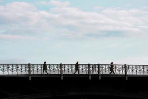 bilbao, vizcaya, españa, 2022-turistas en un puente foto