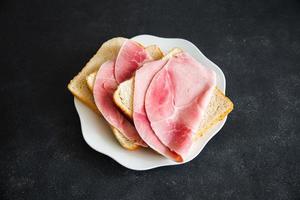 Sándwich de carne comida rápida jamón salchicha de cerdo comida fresca comida bocadillo en la mesa espacio de copia comida