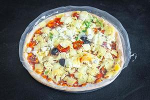 pizza comida congelada embalaje película celofán descongelar comida fresca comida bocadillo en la mesa espacio de copia