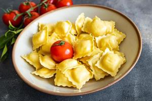 ravioli relleno de verduras comida fresca y saludable comida merienda dieta en la mesa espacio de copia fondo de comida veggie rústico vegano o vegetariano foto