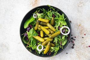 Ensalada de pepinillos, pepino, hojas verdes saladas, mezcla de comida fresca, comida, dieta, refrigerio en la mesa, espacio de copia