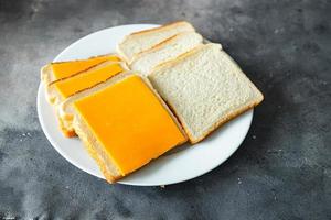 Sándwich de queso cheddar mimolette quesos comida fresca bocadillos en la mesa espacio de copia foto