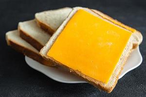 Sándwich de queso cheddar mimolette quesos comida fresca bocadillos en la mesa espacio de copia foto