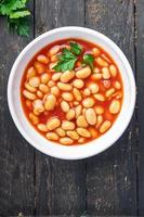 frijoles salsa de tomate plato de frijoles comida bocadillo en la mesa espacio de copia foto