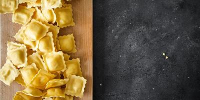 ravioles de pasta rellenos de forma cuadrada plato italiano comida fresca bocadillo en la mesa espacio de copia fondo de comida foto