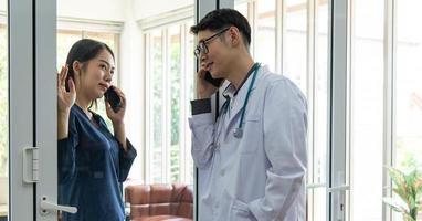 concepto de salud mental. el médico asiático alentó a la joven y hermosa paciente. paciente que se siente feliz después de recibir consejos de un psicólogo. foto