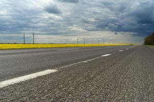 panorama de un camino con nubes de lluvia oscuras foto