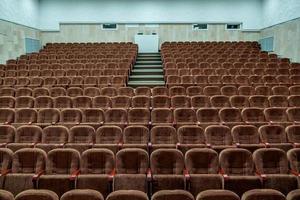 auditorio vacío con asientos antes del inicio de la actuación foto