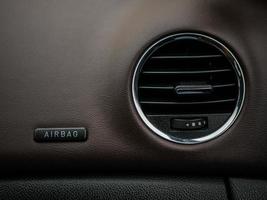 salpicadero del coche. sistema de aire acondicionado y panel de airbag. detalle de interiores foto