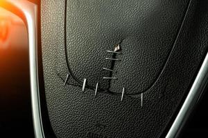 reparación de un airbag de coche disparado foto