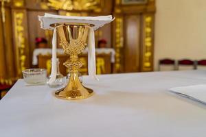 una copa de vino en el altar de una iglesia católica foto