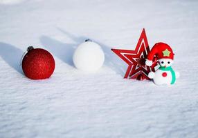 juguetes de navidad en la nieve foto