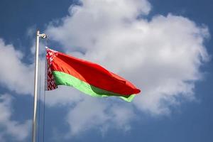 bandera bielorrusa contra el cielo azul