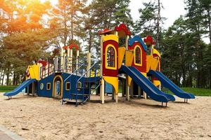 brillante es un gran parque infantil en el parque foto