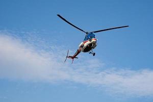 helicóptero de rescate contra el cielo azul foto