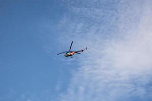 helicóptero de rescate contra el cielo azul
