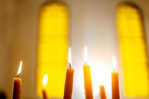 velas encendidas en la iglesia sobre un fondo borroso. foto