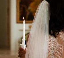 delicados detalles de la celebración de la boda. los recién casados se toman de la mano. foto