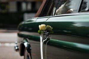 delicados detalles de la celebración de la boda. los recién casados se toman de la mano. foto