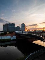 edificio del parlamento europeo al atardecer en estrasburgo, tarde de primavera foto