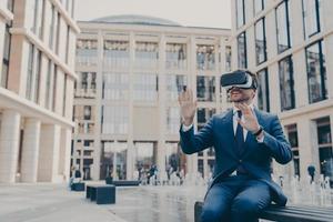 joven empresario u oficinista impresionado probando gafas de realidad virtual, usando auriculares vr