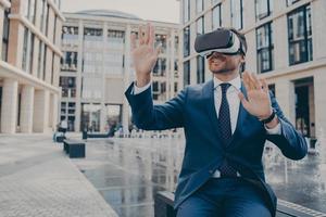 exitoso joven hombre de negocios en traje formal viendo un proyecto futuro en realidad virtual foto