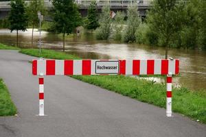 inundación inundación agua alta en hannover alemania foto