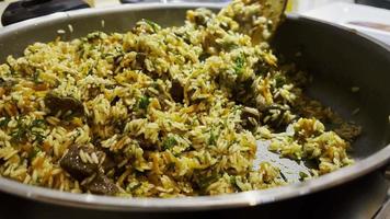 cuisiner du riz traditionnel ouzbek avec de la viande video