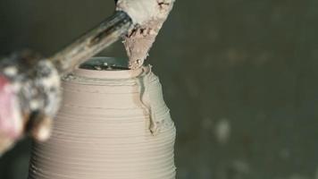 arte che lavora in un laboratorio di ceramica da vicino i dettagli video