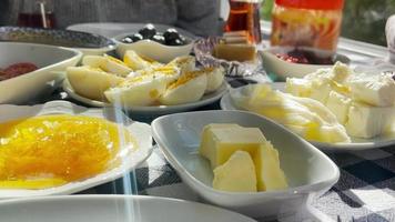 petit-déjeuner turc thé du matin beurre d'oeuf avec la lumière du soleil brillante video