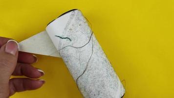 cambiar la capa adhesiva del rodillo para limpiar el polvo y las fibras de la ropa