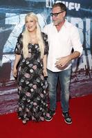 Los Ángeles, CA, 12 de agosto de 2019 - Tori Spelling y Dean Mcdermott en el estreno de Syfys Zombie Tidal Wave foto