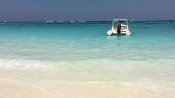 speedboot en wit zandstrand in de tropische lagune